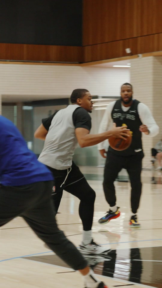 雷火娱乐 -圣安东尼奥马刺发布备战花絮，今晨止住颓势，欧篮联任务艰巨，更衣室氛围转暖的简单介绍